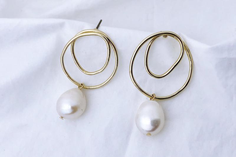 [Ozel] Vintage Vibe Glossy Wire Freshwater Pearl Brass Earrings
