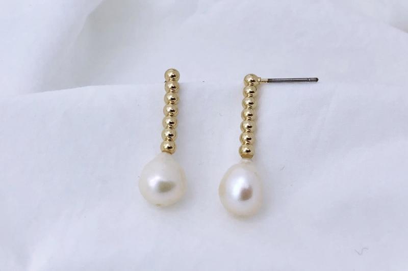 [Ozel] Feminine Glossy Freshwater Pearl Brass Earrings