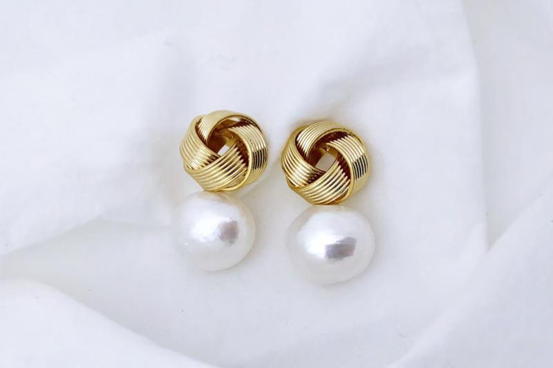 [Ozel] Vintage Vibe Glossy Freshwater Pearl Brass Earrings