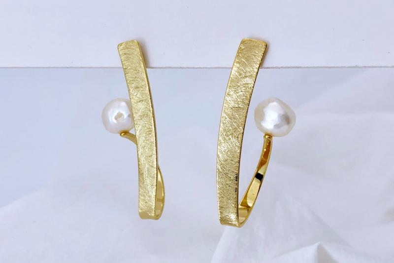 [Ozel] Delicate Fit Asymmetrical Curve Freshwater Pearl Brass Earrings