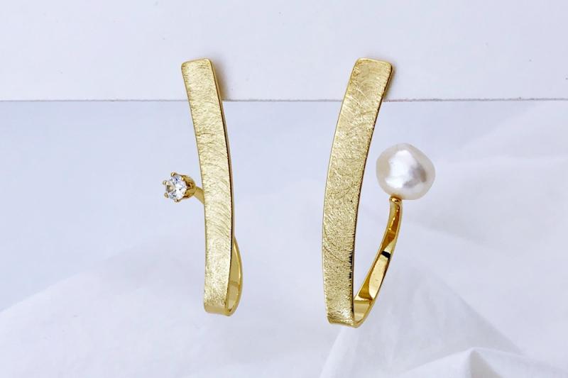 [Ozel] Unique Mood Asymmetrical Curve Freshwater Pearl Brass Earrings