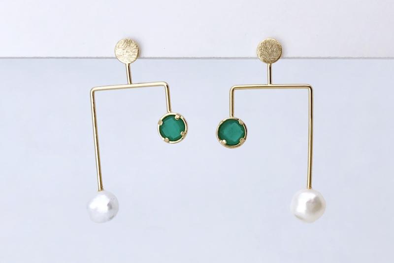 [Ozel] Unique mood asymmetrical curve glossy wire freshwater pearl brass earrings