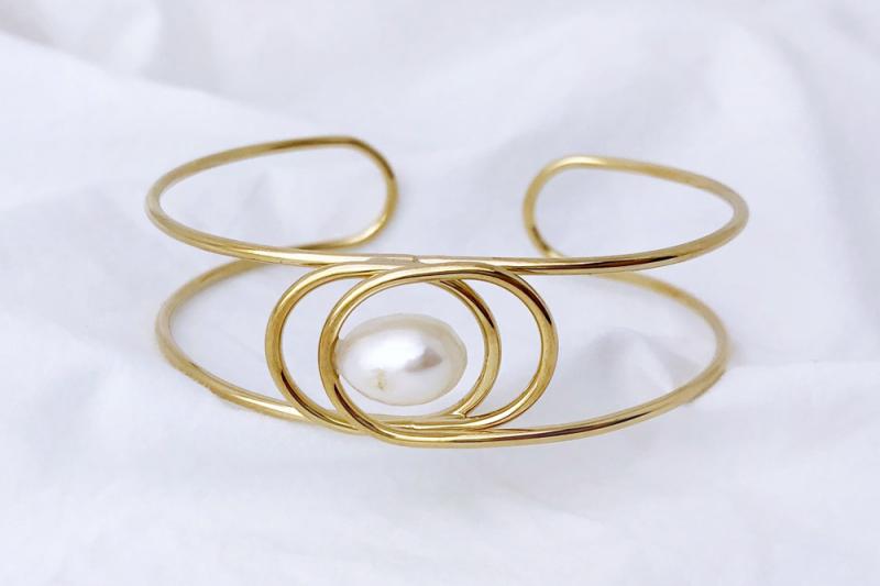 [Ozel] Chic Statement Glossy Wire Freshwater Pearl Brass Bracelet