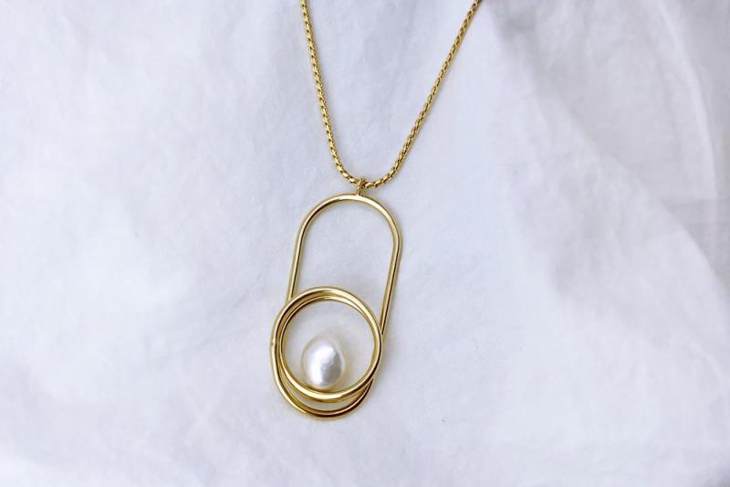 [Ozel] Daily Statement Glossy Wire Freshwater Pearl Brass Necklace