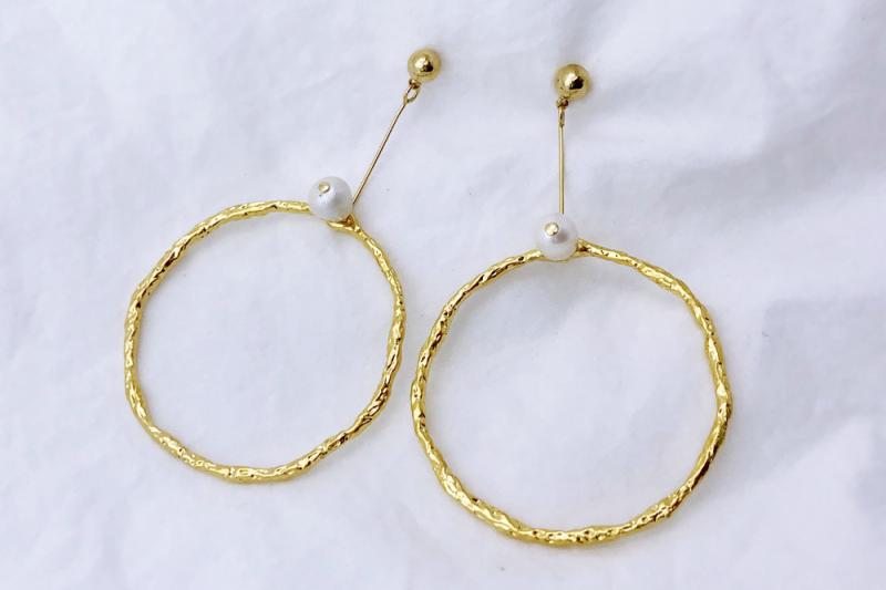 [Ozel] Daily Point Glossy Freshwater Pearl Brass Earrings