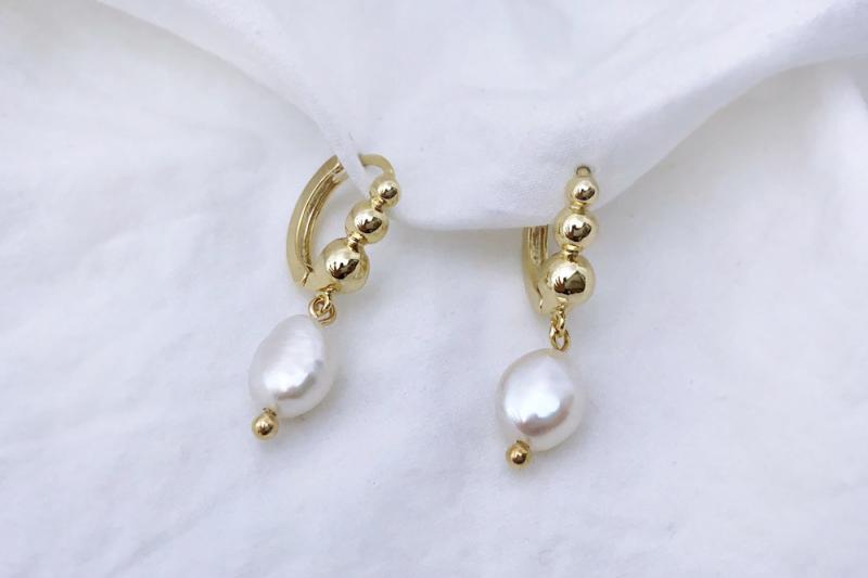 [Ozel] Layered Glossy Freshwater Pearl Brass Earrings