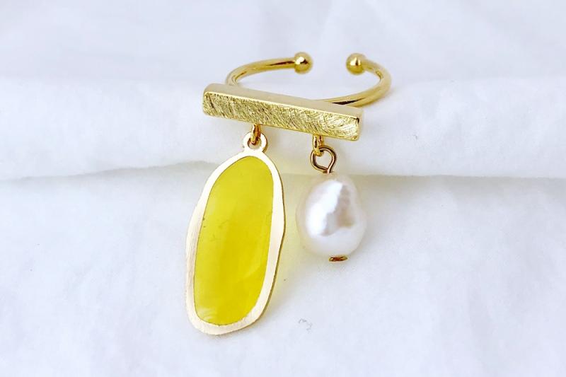 [Ozel] Luxurious Asymmetrical Curve Freshwater Pearl Brass Epoxy Ring