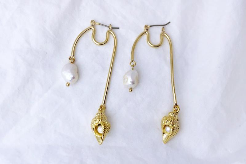 [Ozel] Chic Statement Glossy Freshwater Pearl Brass Earrings