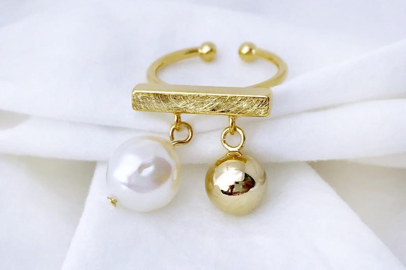 [Ozel] Modern Classic Asymmetrical Curve Freshwater Pearl Brass Ring