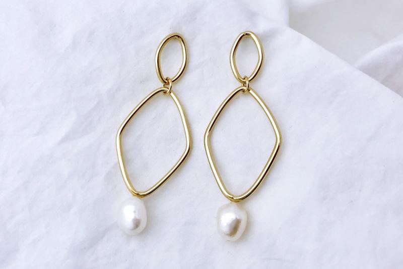 [Ozel] Luxurious Glossy Wire Freshwater Pearl Brass Earrings