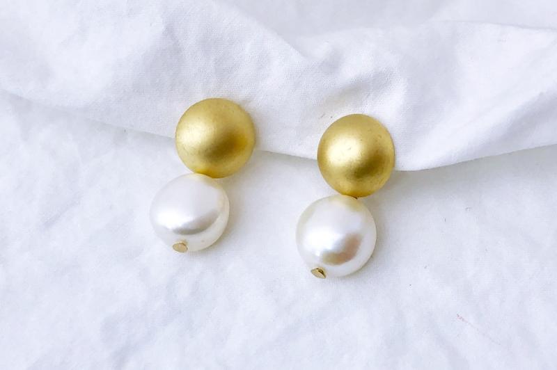 [Ozel] Luxurious Vintage Plated Freshwater Pearl Brass Earrings