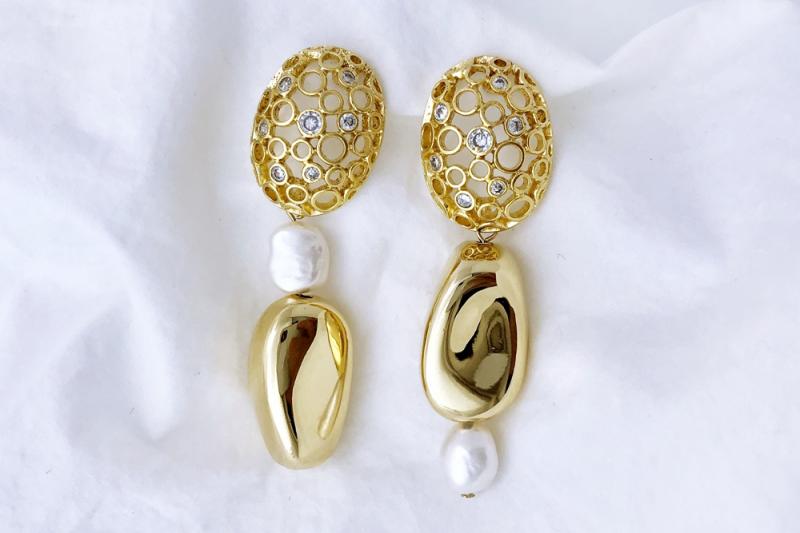 [Ozel] Trendy Glossy Freshwater Pearl Brass Cubic Earrings