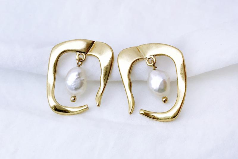 [Ozel] Statement Look Vintage Plated Freshwater Pearl Zinc Alloy Earrings
