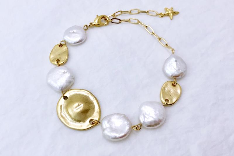 [Ozel] Statement Look Vintage Plated Freshwater Pearl Brass Zinc Alloy Bracelet