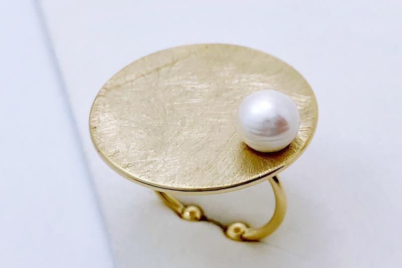 [Ozel] Girlfriend Gift Asymmetrical Curve Glossy Freshwater Pearl Brass Ring